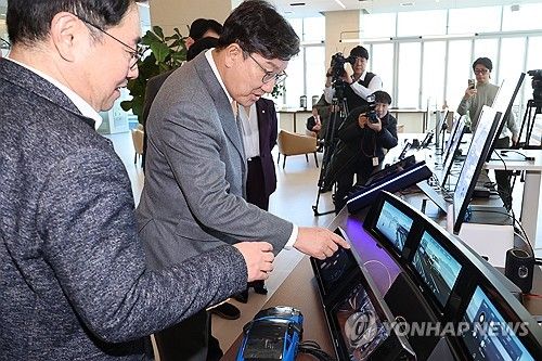 차량용 반도체 장비 살펴보는 권성동 원내대표