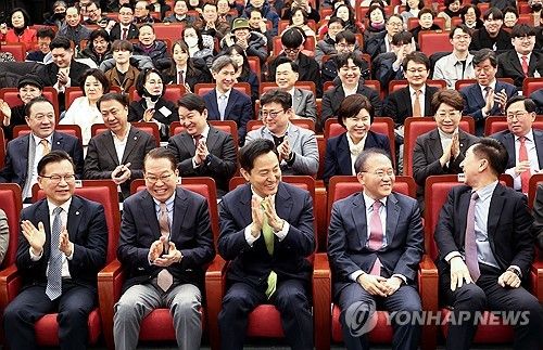 활짝 웃는 오세훈 시장-국민의힘 의원들