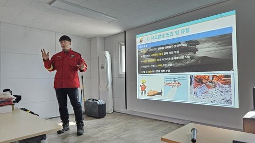 장병들에게 교육하는 산불 담당자