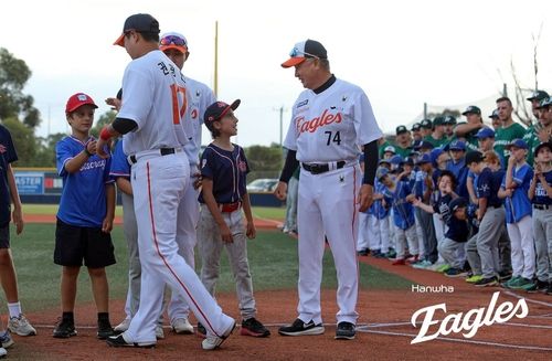 현지 어린이 팬들과 소통하는 한화 선수단.