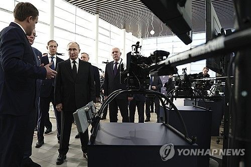 드론 공장 시찰하는 푸틴