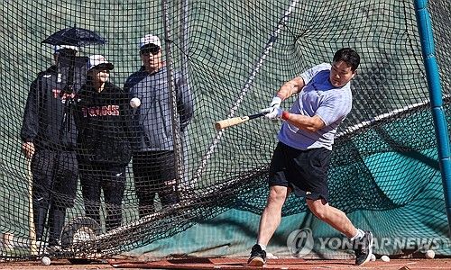 LG 스프링캠프서 타격 훈련하는 FA 최지만