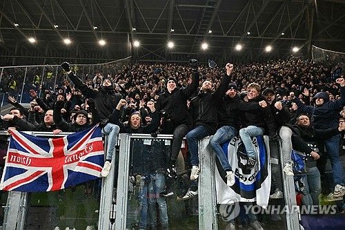 환호하는 브루게 원정 팬들