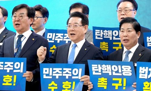 대통령 탄핵 촉구 결의하는 김영록 전남지사