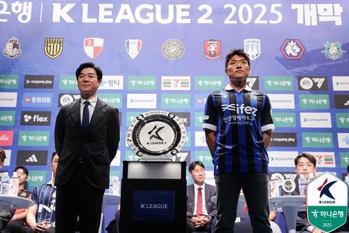 인천의 윤정환 감독과 이명주