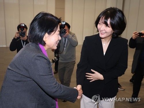 인사 나누는 최민희 과방위원장과 최수연 대표