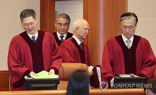 심판정 입장하는 헌법재판관들