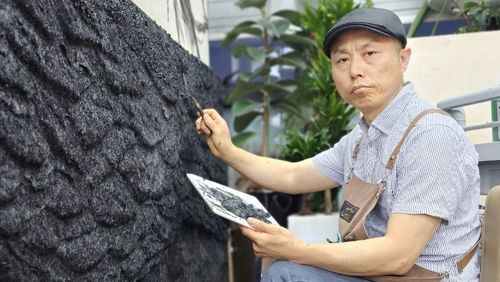 머리카락과 아크릴물감으로 작업하는 오명식