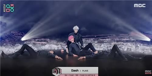 음악방송에 출연한 플레이브