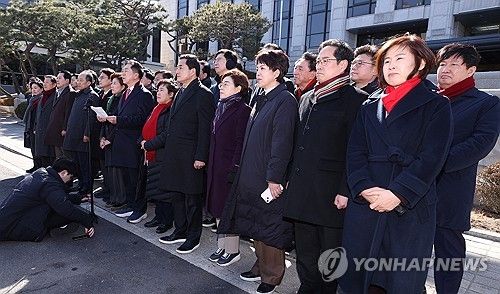 헌재 앞 기자회견 하는 국민의힘