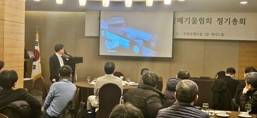 타타대우모빌리티 관계자가 친환경 전기트럭 '기쎈' 청소차를 소개하는 모습