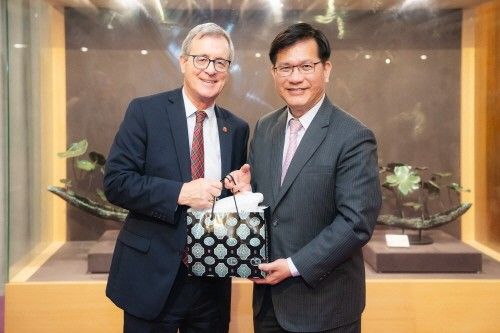 마이클 맥도널드 캐나다 상원의원. 린자룽 대만 외교부장(왼쪽부터)