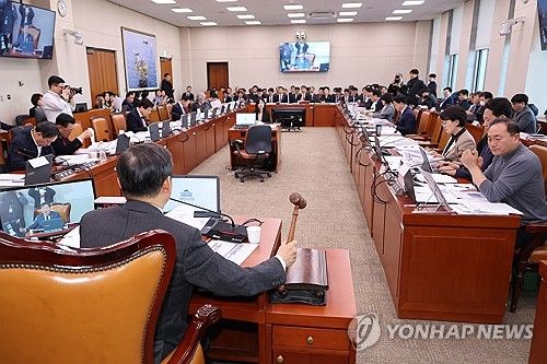 법안 상정하는 이철규 위원장
