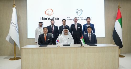(서울=연합뉴스) 한화에어로스페이스와 한화시스템은 지난 18일(현지시간) UAE 아부다비 'IDEX 2025' 현장에서 UAE의 TQC(Tawazun Quality and Conformity)와 '군수품 품질관리 및 인증 역량 강화를 위한 전략적 파트너십 업무협약(MOU)'을 체결했다고 19일 밝혔다. [한화시스템 제공. 재판매 및 DB 금지]