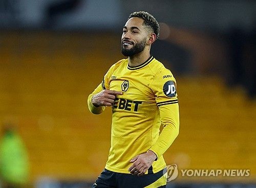 애스턴 빌라와 경기에서 승리한 뒤 관중을 향해 구단 엠블럼을 가리켜 보이는 쿠냐. 