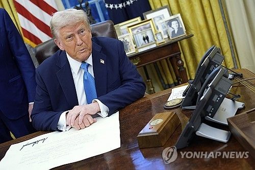 행정명령에 서명하는 트럼프 미국 대통령