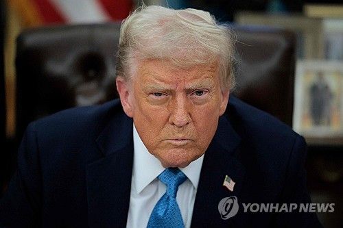 백악관 집무실에서 기자들과 대화하는 도널드 트럼프 미국 대통령. [AFP=연합뉴스]