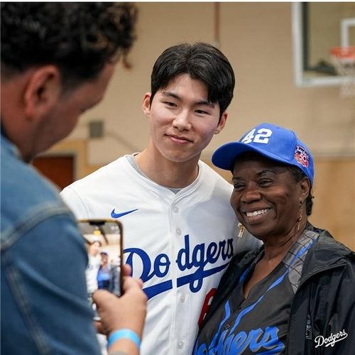 다저스 구단의 지역 사랑 행사에 참여한 김혜성