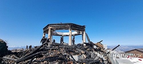 뼈대만 남은 상제루