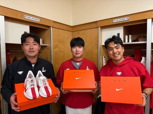 추신수가 훈련 지원 요원에게 선물한 신발