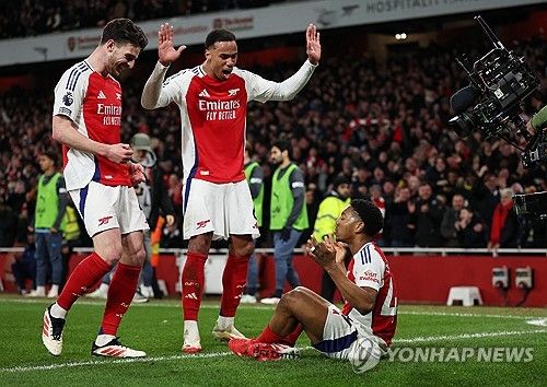 득점을 터트린 뒤 '명상 세리머니'를 펼치는 아스널의 마일스 루이스-스켈리