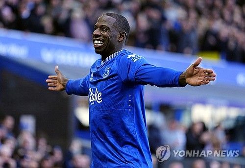 올 시즌 EPL 최단 시간 골을 터트린 에버턴 두쿠레의 세리머니 장면.