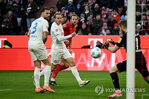 팀의 세 번째 골 넣는 해리 케인