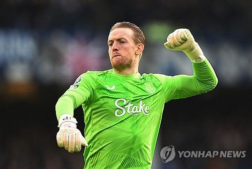 에버턴 골키퍼 픽퍼드가 두쿠레의 골이 터진 뒤 환호하는 모습.