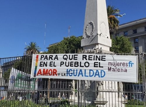 '사랑과 평등이 사람들을 지배하도록'이라고 적힌 시위 현수막