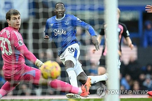 두쿠레의 선제골 순간.