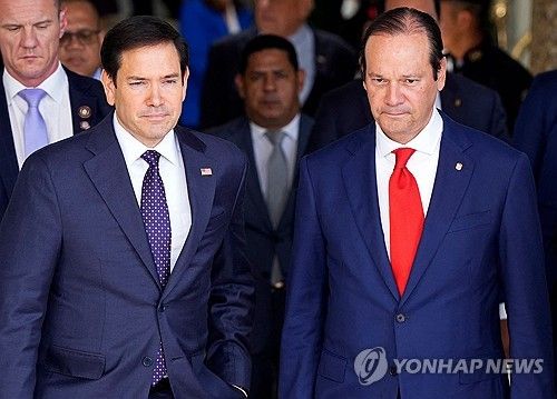 마코 루비오 미 국무장관(왼쪽)과 하비에르 마르티네스 아차 파나마 외교장관