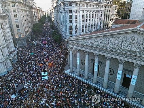 5월 광장 앞 대성당 앞에 모인 시위대