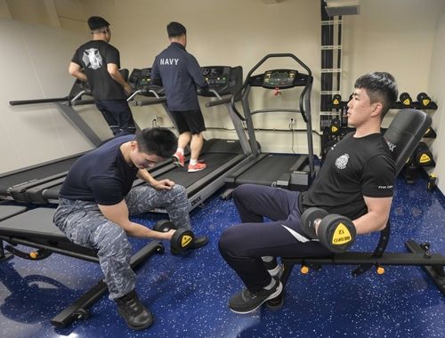 정조대왕함 내 체력단련실