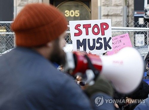 지난 19일 뉴욕에서 머스크와 DOGE에 항의하는 시위대