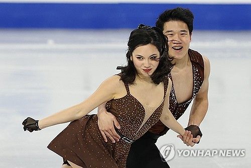 연기 펼치는 임해나와 권예