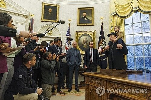 지난 11일 백악관 집무실에서 기자회견 하는 일론 머스크