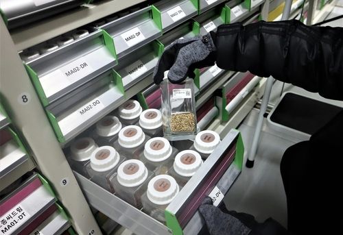 시드볼트 저장 종자 점검 장면