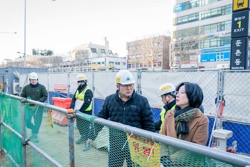 이수희 강동구청장, 대규모 입주 올림픽파크포레온 교통 현장점검