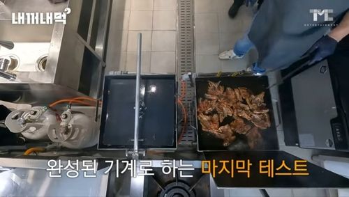 LP가스통 옆에서 닭 튀김 요리하는 장면