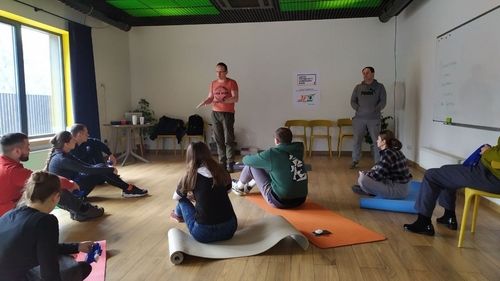 응급 처치 기술과 대피 요령 교육받는 키이우 시민들