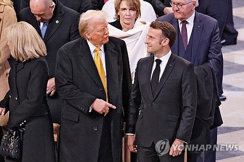 파리 노트르담 성당 재개관 때 만난 트럼프와 마크롱