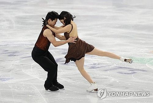 아이스댄스 연기 펼치는 임해나와 권예