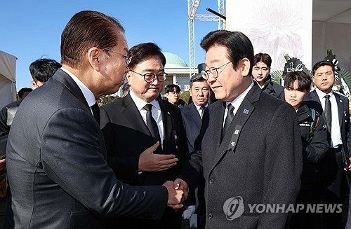 인사하는 권영세 비상대책위원장과 이재명 대표