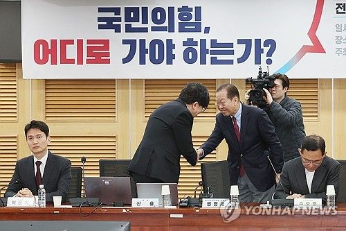 신율 교수와 악수하는 권영세 비대위원장