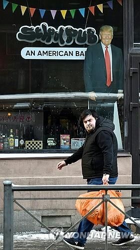 러시아 거리 등장한 트럼프 미 대통령 사진