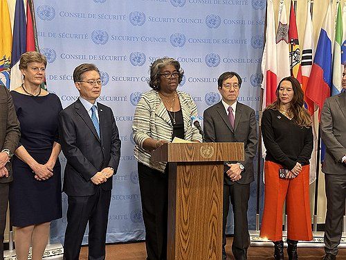 공동 기자회견 하는 토머스-그린필드 주유엔 미국대사