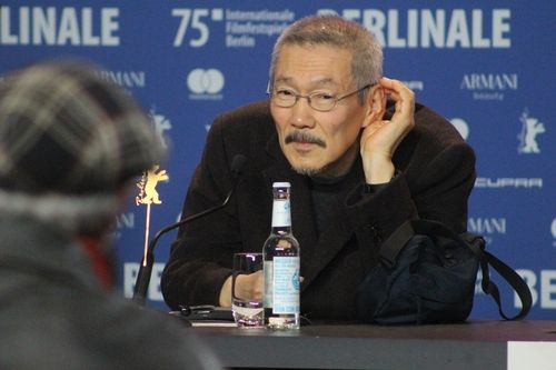 질문 듣는 홍상수 감독