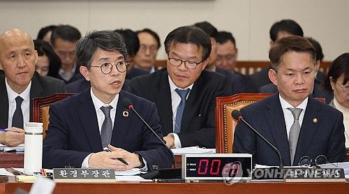 답변하는 김완섭 환경부 장관