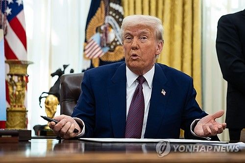 백악관 집무실의 도널드 트럼프 미국 대통령 