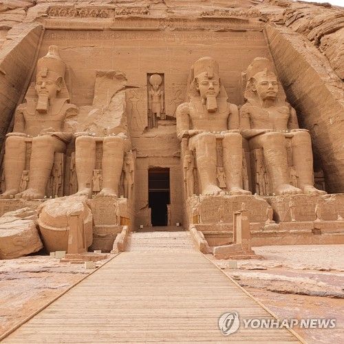 이집트 아부심벨 사원의 람세스 2세 석상